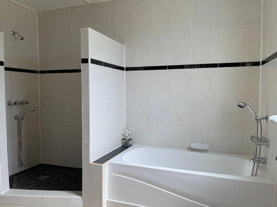 Spring Garden Mobay Resort Luxurious Apartments มอนเทโกเบย์ ภายนอก รูปภาพ