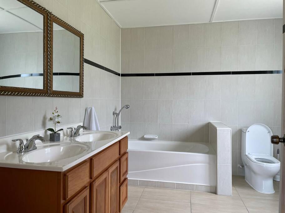 Spring Garden Mobay Resort Luxurious Apartments มอนเทโกเบย์ ภายนอก รูปภาพ